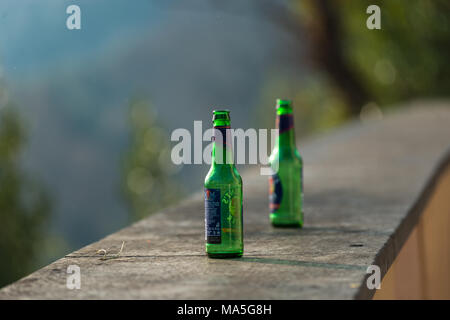 Deux bouteilles de bière verte vide abandonnée le haut d'un mur sur le mont Janicule, Rome, Italie. Banque D'Images