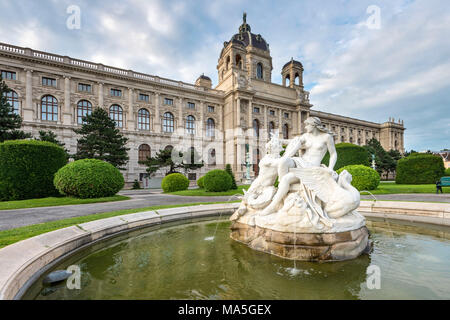 Vienne, Autriche, Europe. Tritons et Naïades fontaine sur la place de Marie Thérèse avec le Musée d'histoire naturelle à l'arrière-plan Banque D'Images