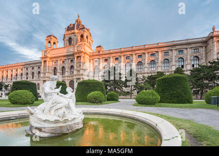 Vienne, Autriche, Europe. Tritons et Naïades fontaine sur la place de Marie Thérèse avec le Musée d'histoire naturelle à l'arrière-plan Banque D'Images