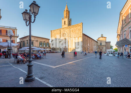 Basilique de Santa Maria Assunta à Crémone au coucher du soleil l'Europe, l'Italie, les Abruzzes, l'Aquila, Archi Banque D'Images