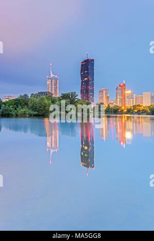 Vienne, Autriche, Europe. Les gratte-ciel de Donau City dans la matinée, l'aube Banque D'Images