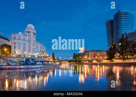 Vienne, Autriche, Europe. L'Urania et l'Uniqa Tower reflète dans le canal du Danube Banque D'Images