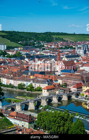 Donnent sur plus de Wurtzbourg forteresse de Marienberg, Franconia, Bavaria, Germany Banque D'Images