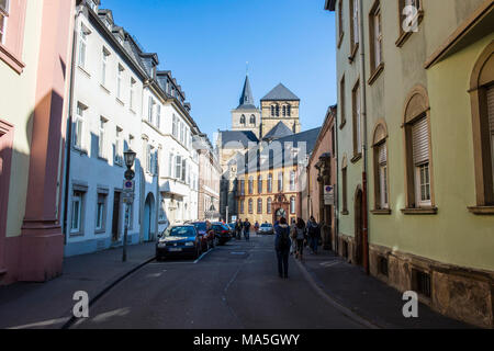 Rue menant à l'église Notre-Dame, Liebfrauenkirche, patrimoine mondial de l'UNESCO, la vue de la vallée de la Moselle, Trèves, Rhénanie-Palatinat, Allemagne Banque D'Images