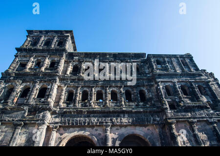 La Porta Nigra, le mieux conservé de la ville romaine au nord des Alpes, patrimoine mondial de l'UNESCO, la vue de la vallée de la Moselle, Trèves, Rhénanie-Palatinat, Allemagne Banque D'Images