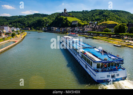 Bateau de croisière passe château Cochem, vallée de la Moselle, Rhénanie-Palatinat, Allemagne Banque D'Images