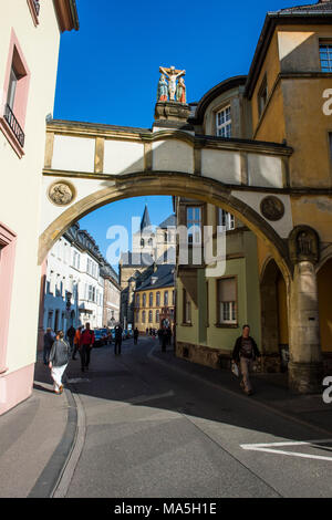 Rue menant à l'église Notre-Dame, Liebfrauenkirche, patrimoine mondial de l'UNESCO, la vue de la vallée de la Moselle, Trèves, Rhénanie-Palatinat, Allemagne Banque D'Images