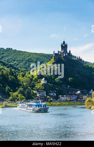 Bateau de croisière passe château Cochem, vallée de la Moselle, Rhénanie-Palatinat, Allemagne Banque D'Images