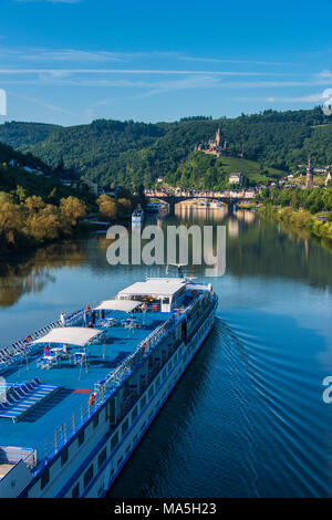 Bateau de croisière passe château Cochem, vallée de la Moselle, Rhénanie-Palatinat, Allemagne Banque D'Images