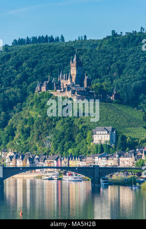 Plus de Cochem avec la vue sur le château de Cochem en arrière-plan, vallée de la Moselle, Rhénanie-Palatinat, Allemagne Banque D'Images