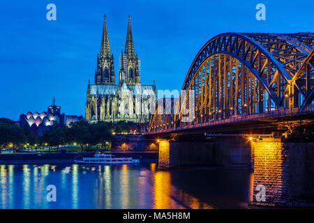 Pont du Rhin et de la cathédrale au-dessus du Rhin à nuit, Allemagne Banque D'Images