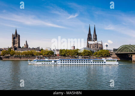 Pont du Rhin et de la cathédrale au-dessus du Rhin, Allemagne Banque D'Images