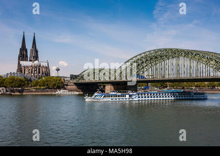 Pont du Rhin et de la cathédrale au-dessus du Rhin, Allemagne Banque D'Images