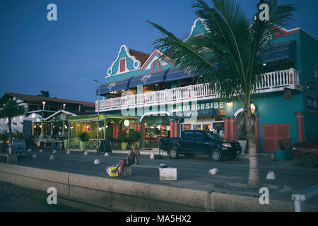 La vieille ville et ses maisons anciennes de l'île de Bonaire, siège de tourisme sur un banc, à l'été Banque D'Images