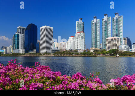 Vue sur la ville à Benjakitti Park à Bangkok, Thaïlande Banque D'Images