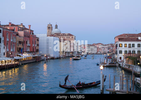 Venezia (Venise), Italie. 2 février 2018. Venise au crépuscule vue depuis le "Pont des Scalzi' bridge. Banque D'Images