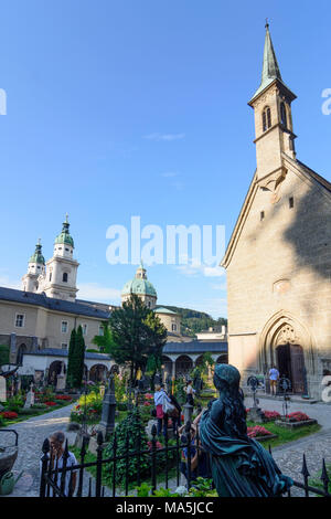 Salzbourg, St Peter's Cemetery, cathédrale (à gauche), St Margaret's Chapel (droite), Flachgau, Salzbourg, Autriche Banque D'Images