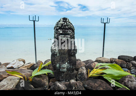 Moai debout sur une plage, village culturel, Moorea, Polynésie Française Banque D'Images