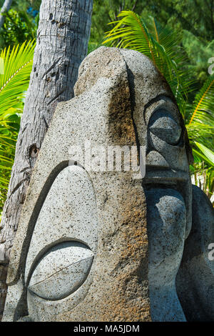 Statue en pierre sculptée sur un Motu, Bora Bora, Polynésie Française Banque D'Images