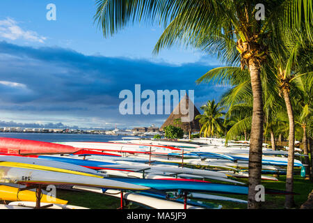 De nombreux kayaks sur la plage de Papeete, Tahiti, Polynésie Française Banque D'Images