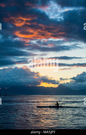 Plus de coucher de soleil spectaculaire ,Moorea Papeete, Tahiti, Polynésie Française Banque D'Images