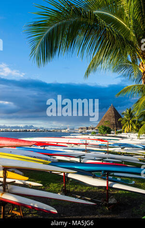 De nombreux kayaks sur la plage de Papeete, Tahiti, Polynésie Française Banque D'Images