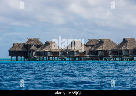 Bungalows sur pilotis en hôtel de luxe à Bora Bora, Polynésie Française Banque D'Images