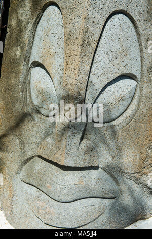 Statue en pierre sculptée sur un Motu, Bora Bora, Polynésie Française Banque D'Images