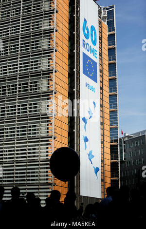 Bruxelles, Belgique. Bannière avec le logo du 60e anniversaire des Traités de Rome sur le bâtiment du Berlaymont, siège de la CE. Banque D'Images