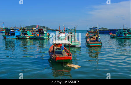 , Kien Giang, Vietnam - Dec 6, 2017. Au quai d'amarrage des bateaux de pêche de l'île de Phu Quoc, Vietnam, Kien Giang. Banque D'Images