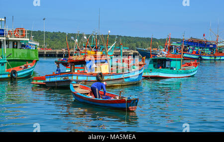 , Kien Giang, Vietnam - Dec 6, 2017. Au quai d'amarrage des bateaux en bois de l'île de Phu Quoc, Vietnam, Kien Giang. Banque D'Images