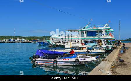 , Kien Giang, Vietnam - Dec 6, 2017. Bateaux de touristes accostage à la jetée principale de l'île de Phu Quoc, Vietnam, Kien Giang. Banque D'Images