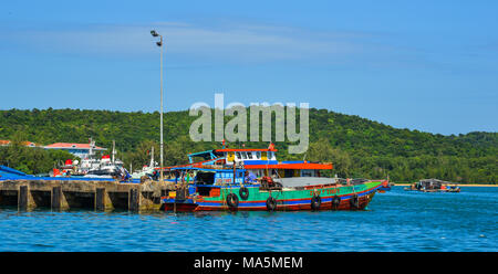 , Kien Giang, Vietnam - Dec 6, 2017. Au quai d'amarrage des bateaux en bois de l'île de Phu Quoc, Vietnam, Kien Giang. Banque D'Images