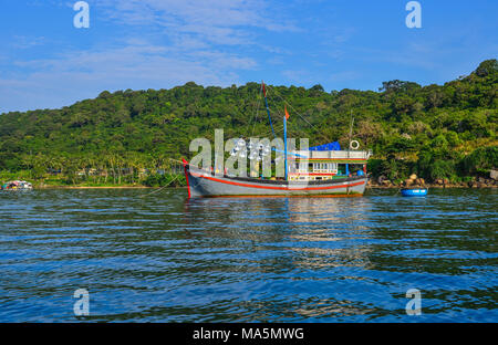 , Kien Giang, Vietnam - Dec 6, 2017. Au quai d'amarrage des bateaux en bois de Tho Chau Island, Kien Giang, Vietnam. Banque D'Images