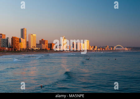Beacfront au lever du soleil sur les toits de Durban Banque D'Images