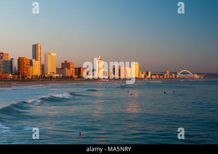 Beacfront au lever du soleil sur les toits de Durban Banque D'Images