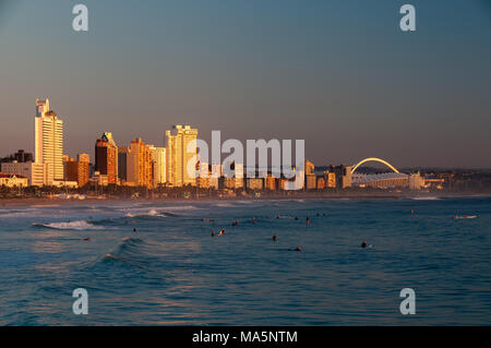 Beacfront au lever du soleil sur les toits de Durban Banque D'Images