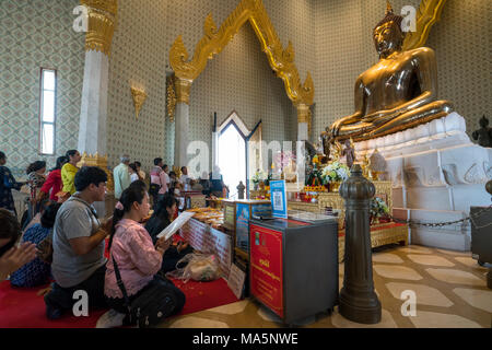 Bangkok, Thaïlande. Janvier 2018. Fidèles en prière devant la statue de Bouddha dans le Wat Suthat temple. Banque D'Images