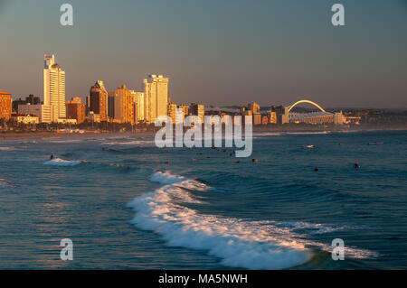 Beacfront au lever du soleil sur les toits de Durban Banque D'Images