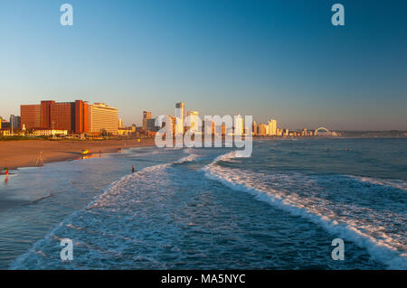 Beacfront au lever du soleil sur les toits de Durban Banque D'Images