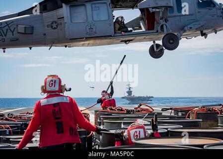 180327-N-SO730-0352 de l'OCÉAN ATLANTIQUE (27 mars 2018) l'Aviation Ordnanceman 1re classe John Baird, à l'avant, de Denton, Texas, et de l'Aviation 1ère classe Ordnanceman Richard Moyer, de Landisburg, Pennsylvania, crochet explosées pour débarquer à bord du porte-avions USS George H. W. Bush (CVN 77). Le navire est en cours d'exercices de soutien pour maintenir l'état de préparation de l'opérateur. (U.S. Photo par marine Spécialiste de la communication de masse 3e classe Joe Boggio) Banque D'Images