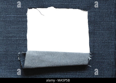 Trou dans jeans isolé texturé avec chemin de détourage pour vos images ou texte Banque D'Images