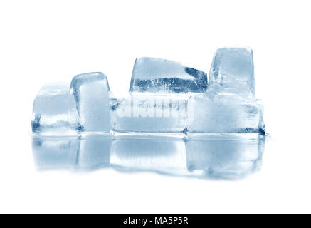 Quelques cubes de glace avec de la réverbération. Isolated on white with clipping path Banque D'Images