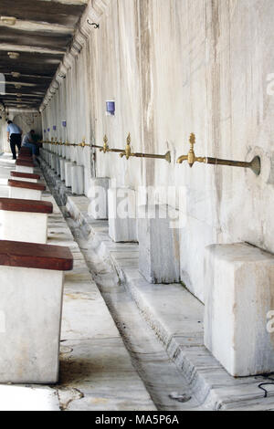 Ablutions sur la fontaine de marbre dans la cour fontaine à la Mosquée de Sultanahmet (mosquée bleue) à Istanbul Banque D'Images