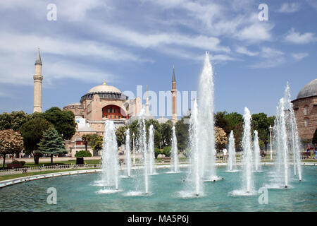 Fontaine sur arrière-plan avec célèbre Sainte-sophie à Istanbul Banque D'Images