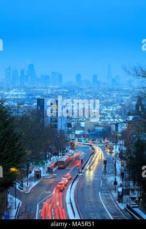 Circulation en mouvement sur une autoroute urbaine, horizon de Londres, vue d'hiver avec neige, Archway Road, Londres, Royaume-Uni Banque D'Images