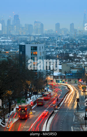 Horizon du centre financier de Londres, circulation en mouvement sur une autoroute très fréquentée, vue d'hiver avec neige, pas de personnes, Archway, North London, Londres, Royaume-Uni Banque D'Images