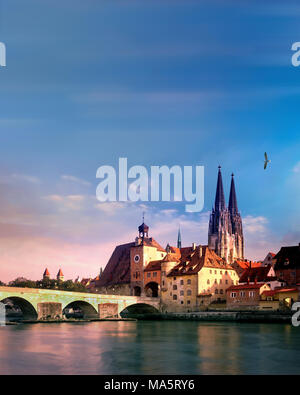 DE - La Bavière : la cathédrale Saint-Pierre et Steinerne Bruecke sur le fleuve Danube à Regensburg Banque D'Images