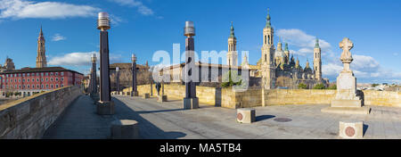 Saragosse - le panorama avec le pont Puente de Piedra et la Basilica del Pilar dans la lumière du matin. Banque D'Images