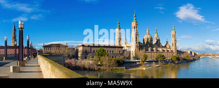 Saragosse - le panorama du pont Puente de Piedra et la Basilica del Pilar dans la lumière du matin. Banque D'Images